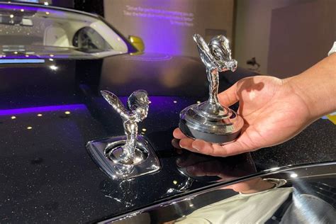 Foto Beda Logo Spirit Of Ecstasy Di Rolls Royce Biasa Dan Spectre