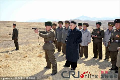 金正恩视察1973部队 亲自示范射击姿势 中文国际