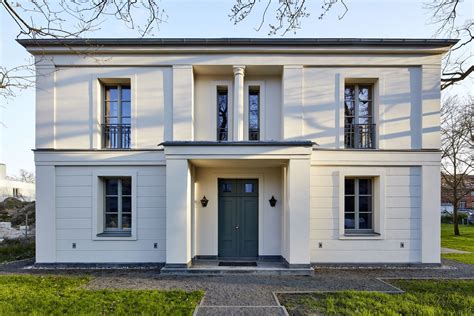 Villa In Klassisch Traditionellem Baustil In Potsdam Pavillon Im Park