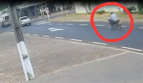 Assista V Deos Mostram Assassino Em Alucinada Fuga De Moto Ap S