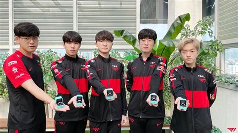 Lck 공식 파트너 티파니 T1에 스프링 우승 반지 전달 인벤