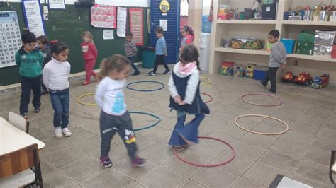 Escola Príncipe Encantado DANÇA DA CADEIRA BAMBOLÊS