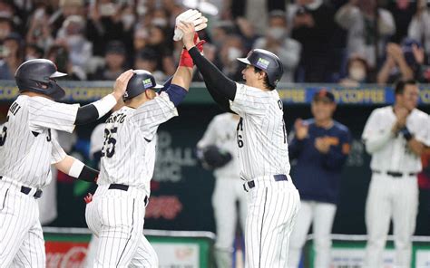 Wbc準々決勝＜日本・イタリア＞3回、3ランの岡本和をハイタッチで迎える大谷（撮影・白鳥 佳樹） ― スポニチ Sponichi Annex 野球