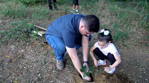 Familias se unen para una jornada de limpieza y reforestación en El