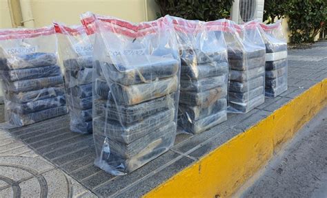 Autoridades se incautan de 60 paquetes de cocaína en 2 operativos en