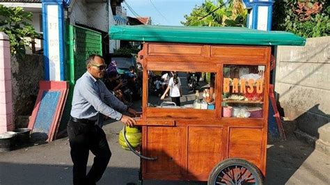 Tukang Bakso Bergaya Perlente di Jakarta Jadi Idola, Jualan Pakai ...