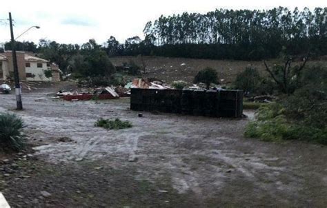 Poss Vel Tornado Causa Destrui O E Deixa Desalojados No Oeste Oeste Mais