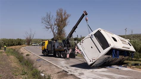 Dos Muertos Y Tres Heridos Tras Volcar Un Autob S En Pedrera