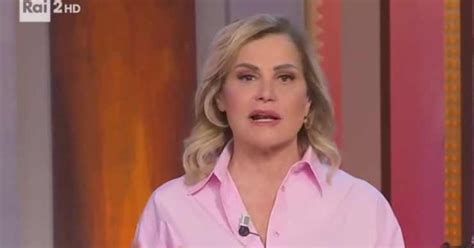 Simona Ventura con mezzo volto bloccato a Citofonare Rai2 Cosa mi è