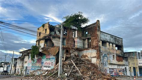 Parte de prédio abandonado desaba no bairro de Jaraguá em Maceió