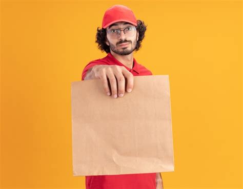 Impresionado Joven Repartidor Cauc Sico En Uniforme Rojo Y Gorra Con