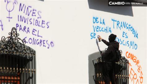 Colectivos Feministas Se Manifiestan Con Pintas En El Congreso De Puebla