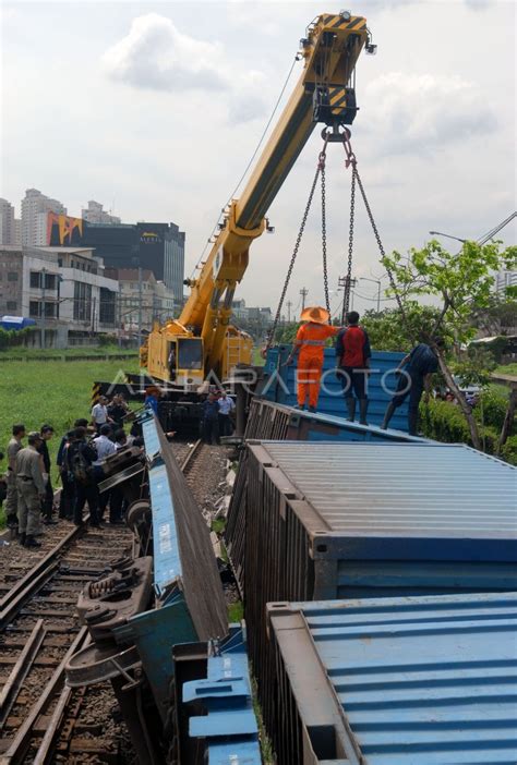 Kereta Barang Terguling Antara Foto