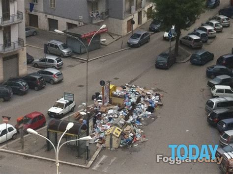 Foggia e l emergenza immondizia città invasa dai rifiuti