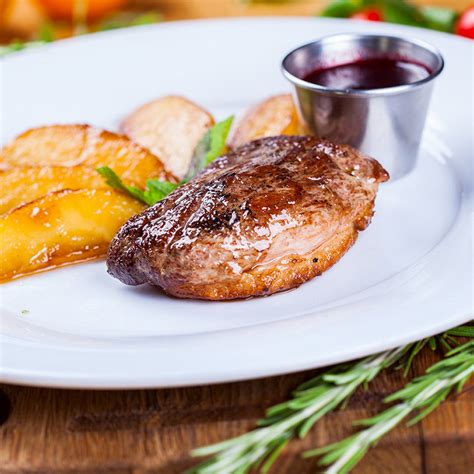 Magrets de canard laqués au miel poêlée de poires