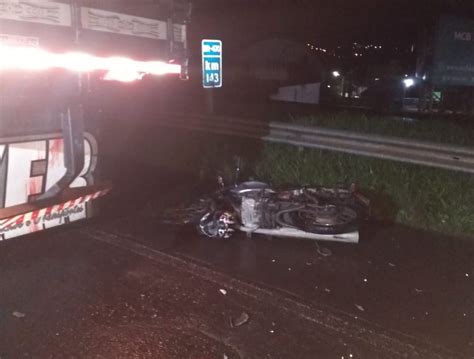 Motociclista fica gravemente ferido após colidir na traseira de