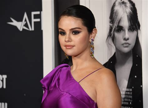 Selena Gomez Is Bringing Back Pinup Girl Style In A Polka Dot Halter