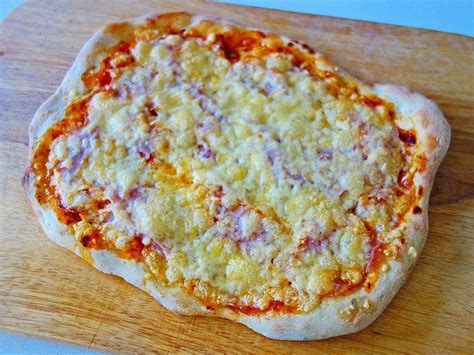 Pizza Mit Tomaten Schinken Und K Se Von Minister Chefkoch