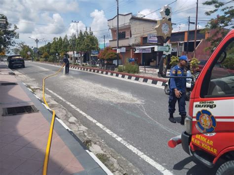 Damkar Kobar Dengan Sigap Bersihkan Tumpahan Bahan Material Cor Di