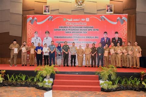 Bupati Kasmarni Serahkan DPA SKPD 2024 Pelajari Dan Pahami Detaksatu