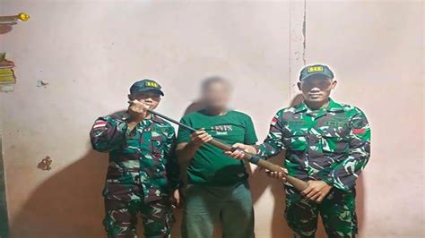 Warga Perbatasan Sukarela Serahkan Senpi Rakitan Ke Satgas Pamtas Yonif