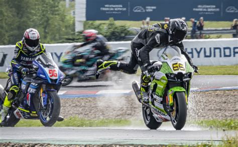 IDM SBK Gegrilltes Bein Bei Skach Kawasaki Alt Vorn IDM