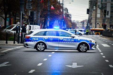 Bydgoscy Policjanci Eskortowali Auto Z Rodz C Kobiet Do Szpitala