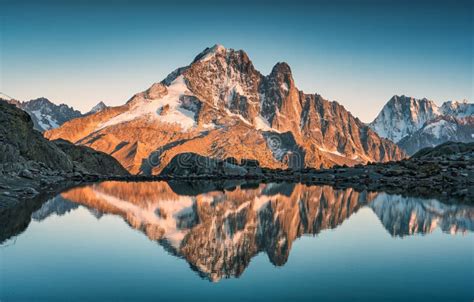 El Paisaje De Los Alpes Franceses De Lac Blanc Con La Cordillera Mont