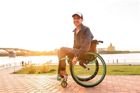 Jeune Homme Handicapé En Fauteuil Roulant Personne Handicapée En