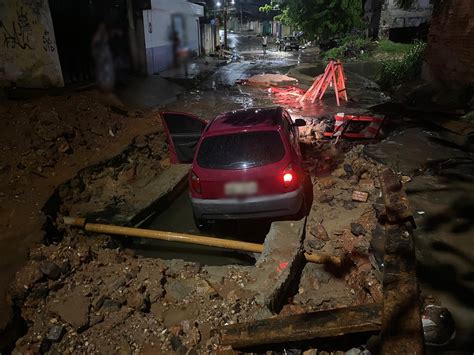 V Deo Carro Cai Em Buraco De Obra Passageira Ferida Portalclubenews