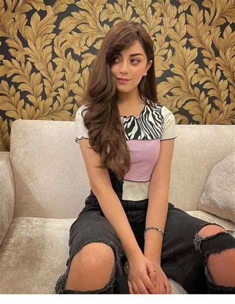 Alizeh Shah Trolled For Wearing Revealing Dress Showbiz Pakistan