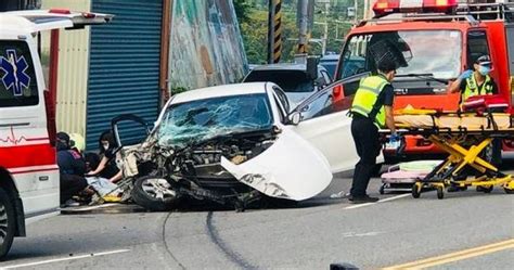 苗栗台13線恐怖車禍 自小客自撞電桿噴飛「車頭不見」！2人送醫 社會 Ctwant