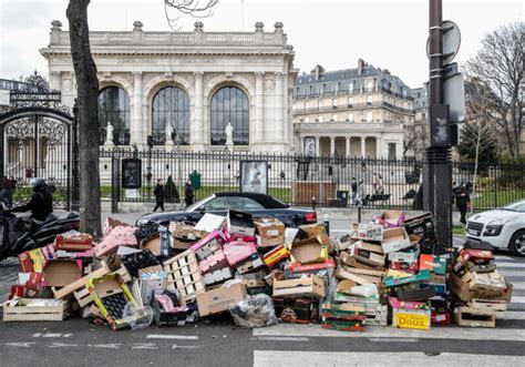 Francia In Rivolta Tutti Contro Macron Per Il Decreto Blitz Sulle