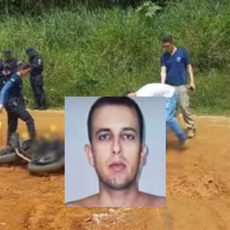 Crivado Homem Em Motocicleta é Executado A Tiros No Meio Da Rua