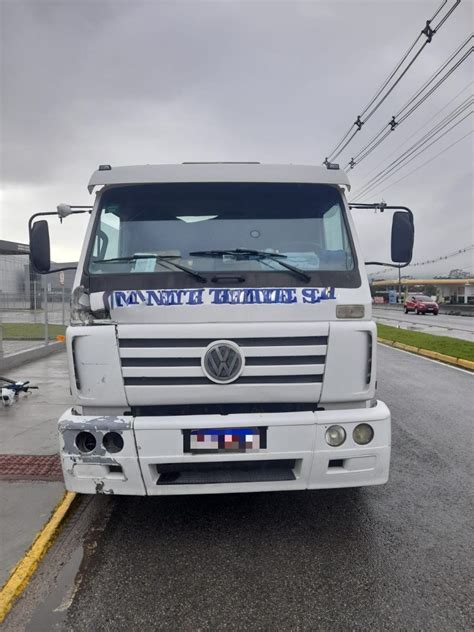 Ciclista fica gravemente ferido após colisão frontal caminhão na