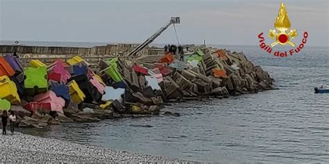 Tragedia Sfiorata A Catanzaro Enne Cade E Resta Incastrato Tra Gli