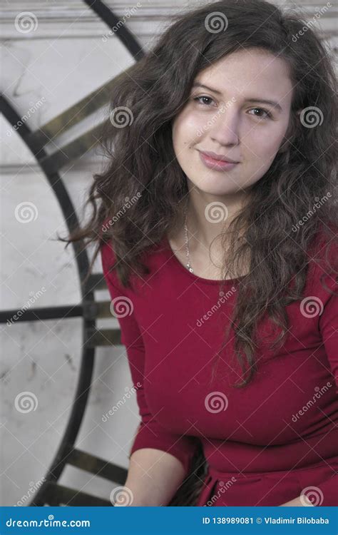 Belle Fille Attirante Dans Une Robe Rouge Image Stock Image Du Enroulements Bouclé 138989081