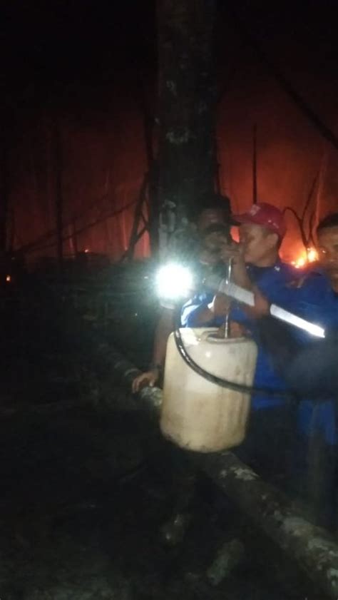 Sumur Minyak Ilegal Di Aceh Timur Terbakar Warga Berhamburan