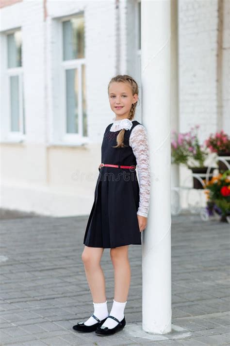 Portrait D une Belle Fille Dans Un Uniforme Scolaire Devant Classe à