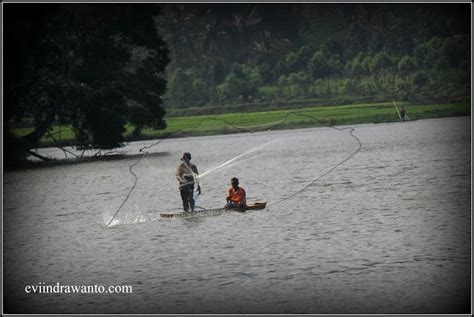 Menjala Ikan Di Situ Lengkong Panjalu Eviindrawantocom