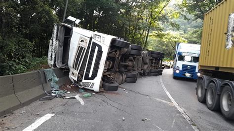 Carreta Que Transportava Mais De 20 Toneladas De Frango Tomba Na