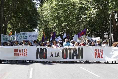 Komunistyczna Manifestacja Przeciwko Szczytowi Nato Kilka Tysi Cy