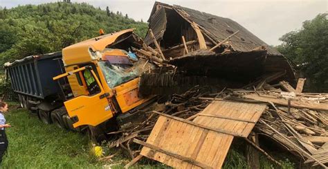 Un autotren a părăsit partea carosabilă și a intrat într o anexă