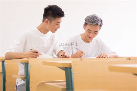 학생들은 교실에서 하는 수업 사진 무료 다운로드 Lovepik