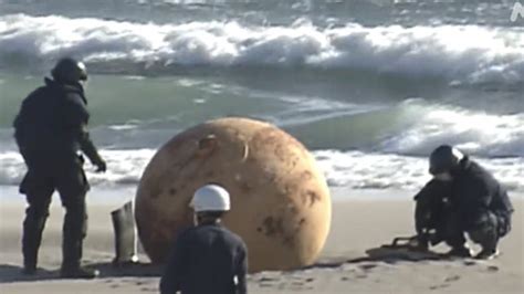 Aparece bola gigante en playa de Japón no se ha identificado