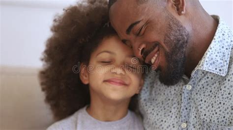 Amoroso Padre Africano Jugando Abrazando A Una Linda Y Graciosa Hija