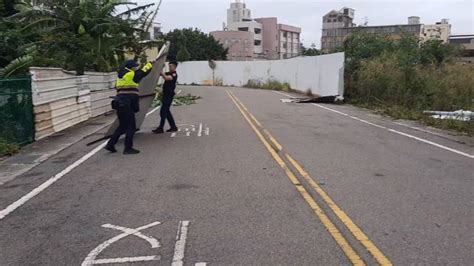 小犬颱風／台中海線地區颳10級強風 清水區鐵皮圍籬被吹倒員警清除