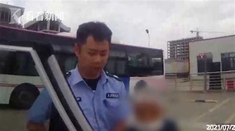 88岁老人乘车迷路 见到民警不停道歉：添麻烦了88岁老人乘车迷路 见到民警不停道歉：添麻烦了看看新闻网