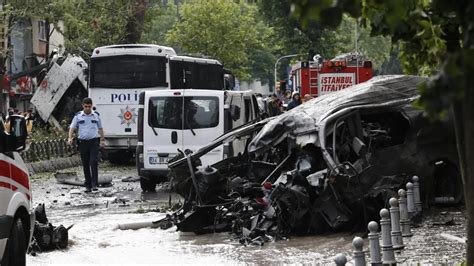 Al Menos Once Muertos En Un Atentado Contra Un Autobús Policial En Estambul