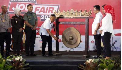 Ditandai Pemukulan Gong Job Fair Kembali Digelar Di Gor Way Handak